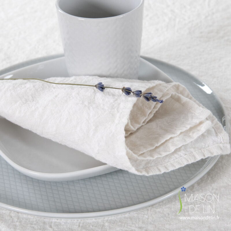Serviette de lin-coton lavé en couleur blanc cassé.