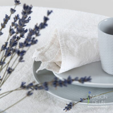 La nappe est décorée d’un bord délicat - ourlet simple. 