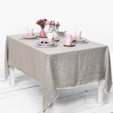 Nappe de lin lavé en couleur beige avec franges.