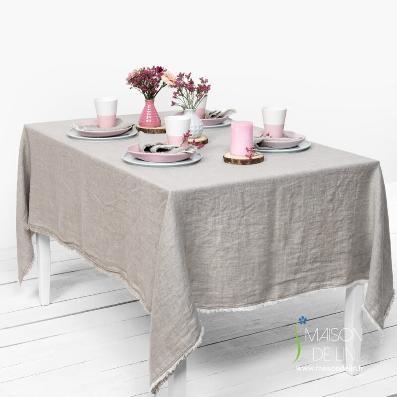 Nappe de lin lavé en couleur beige avec franges.