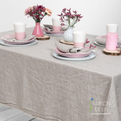 Nappe de lin lavé melange en couleurs naturelle de lin et blanc cassé.