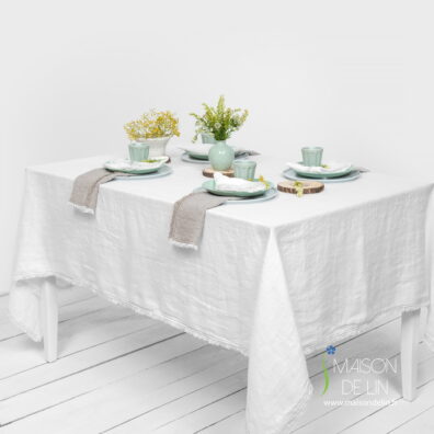 Nappe de lin lavé en couleur blanc cassé avec franges.