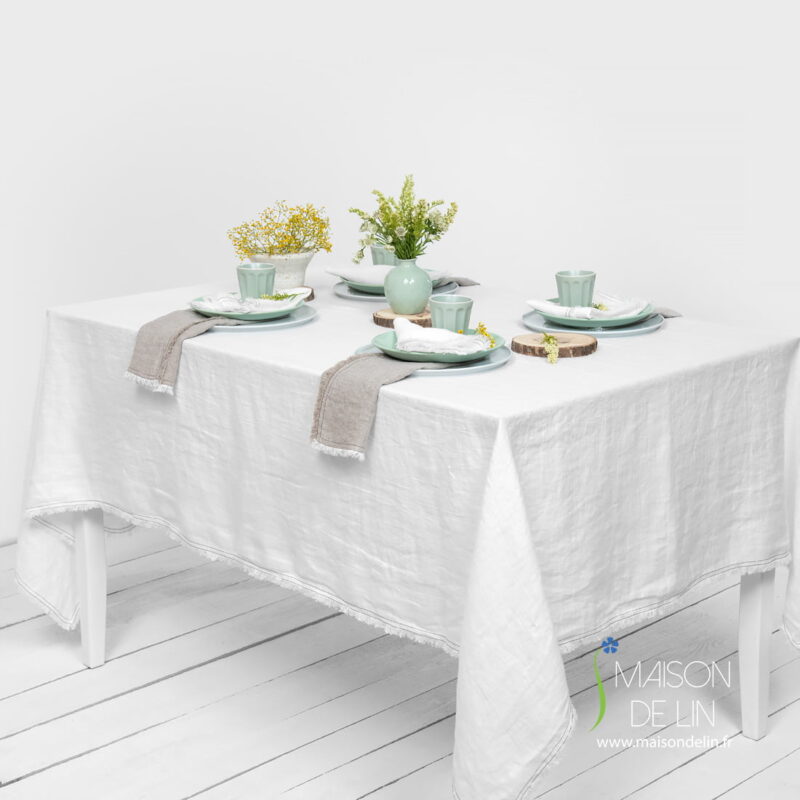 Nappe de lin lavé en couleur blanc cassé avec franges.