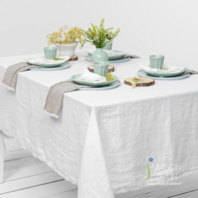 Nappe de lin lavé en couleur blanc cassé avec franges.