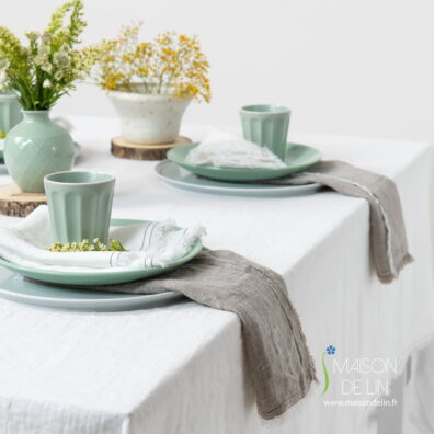 Nappe de 100% lin lavé, double face, armure satin.