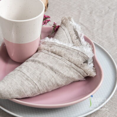 Serviette de lin lavé en couleur beige avec franges.