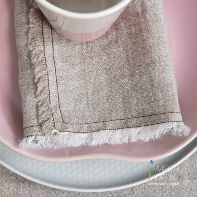 Serviette de lin double face beige blanche.