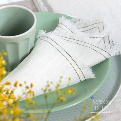 Serviette de lin lavé en couleur blanc cassé avec franges.