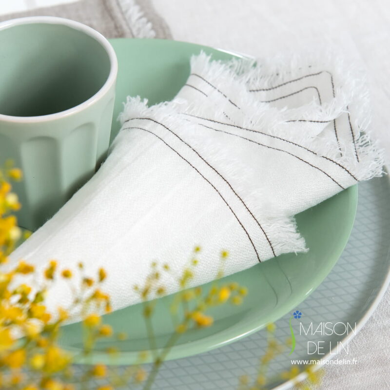 Serviette de lin lavé en couleur blanc cassé avec franges.