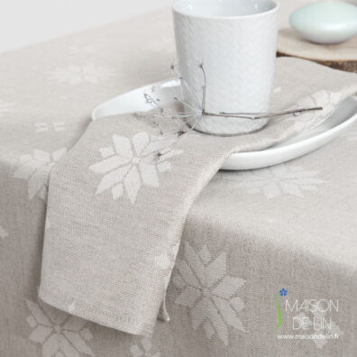 Serviette beige de lin coton Jacquard avec des étoiles blanches.