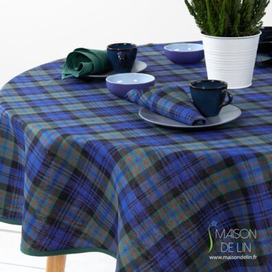 Nappe metis de lin coton à carreaux en couleurs bleus et verts,  décorée d’un bord délicat en couleur beige uni.