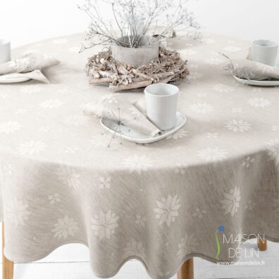Nappe beige metis de lin coton en tissu de Jacquard avec de motif des étoiles blanches, décorée d’un bord délicat en couleur beige uni.