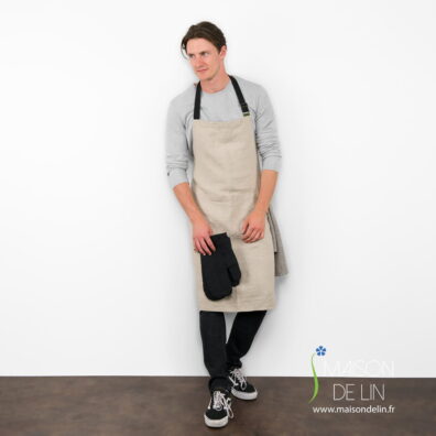 Tablier à bavette adulte masculin de lin lavé en couleur beige.