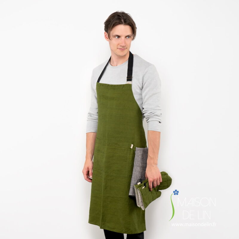 Tablier masculin à bavette de lin lavé couleur verte.
