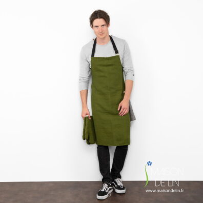 Tablier à bavette adulte masculin de lin lavé en couleur verte,  avec des rubanés réglables noires.