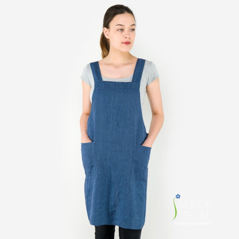 Tablier bleu en lin lavé avec rubans fixes.