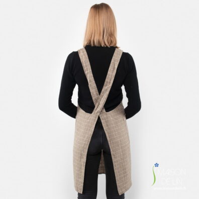 Tablier à bavette adulte de lin lavé en couleur beige à carreaux blanc cassé avec des rubanes fixes.