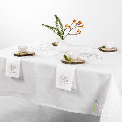 Nappe de lin blanc cassé vec des broderies .