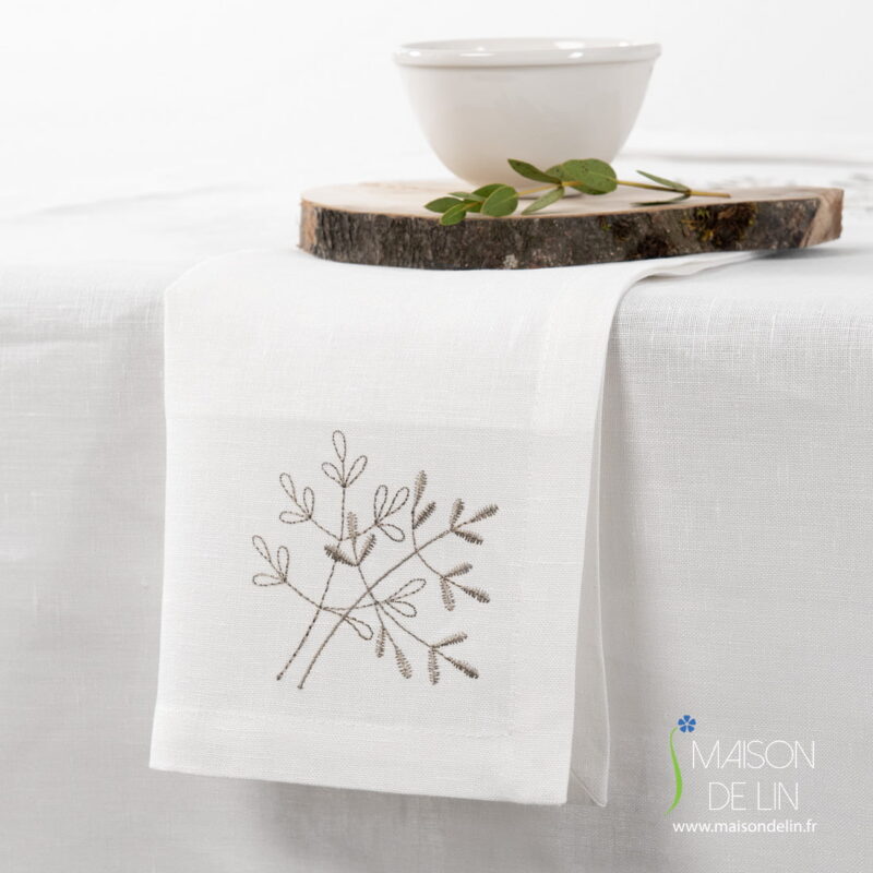 Serviette de lin blanc cassé avec de broderie beige.