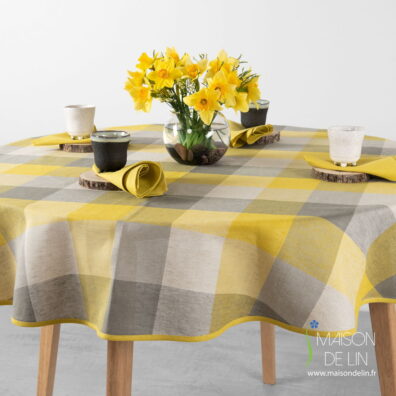 Nappe metis de lin coton à carreaux larges en couleurs jaunes, beiges, grises, décorée d'un bord délicat en couleur jaune uni.