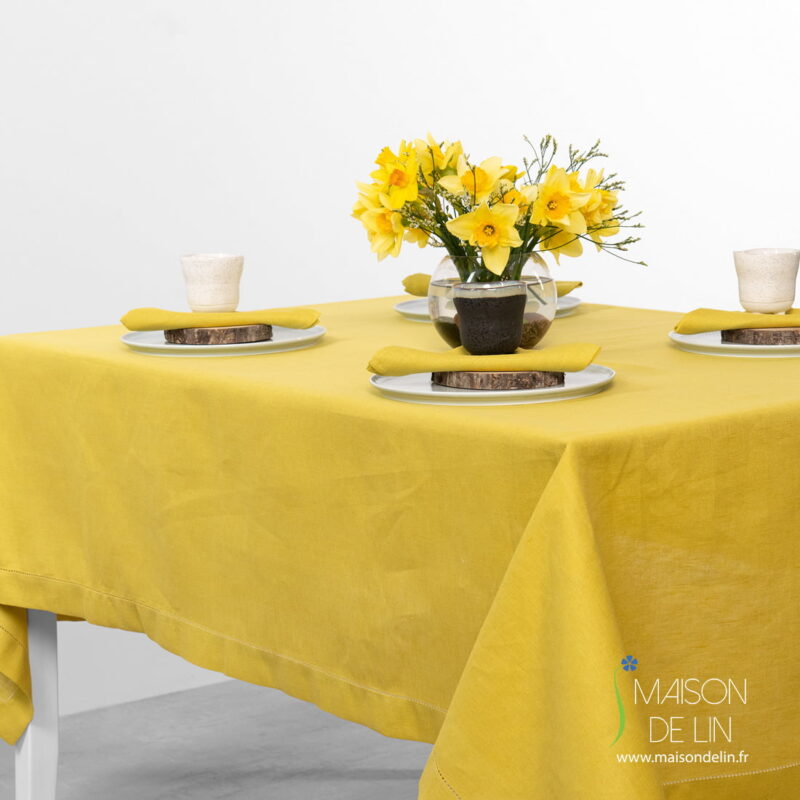 Nappe vrai jaune de lin coton avec des points ajourés.