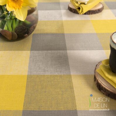 à carreaux larges en couleurs jaunes, beiges, grises.