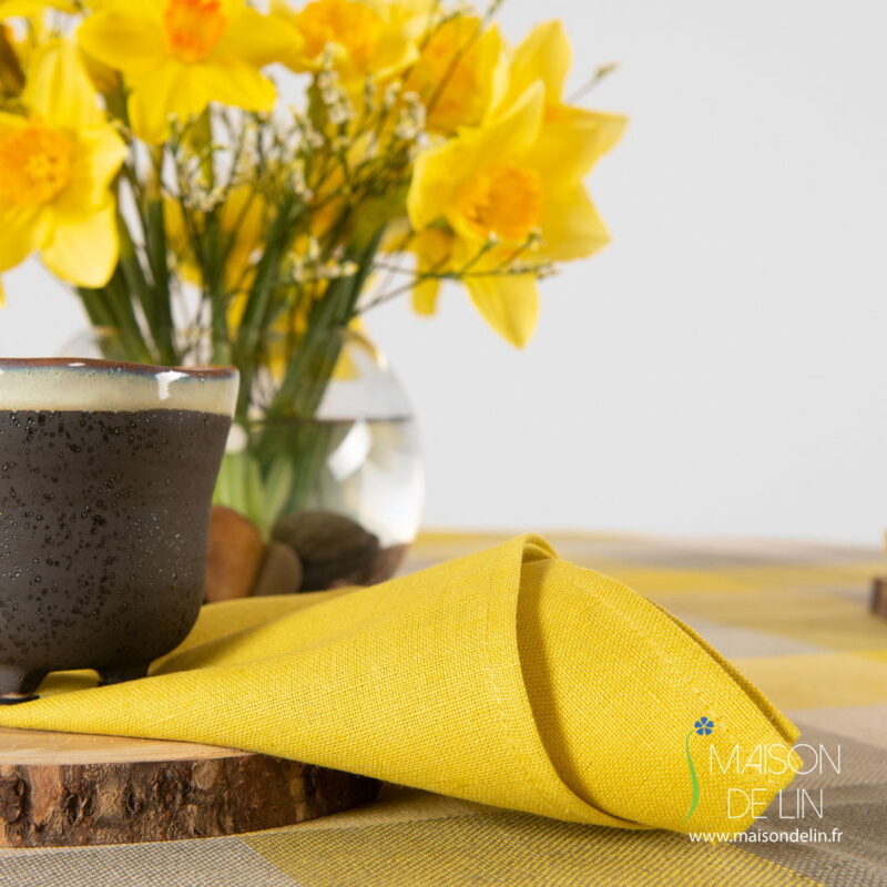 Serviette de lin coton en couleur vrai jaune.