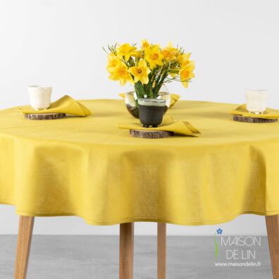 Nappe metis de lin coton en couleur jaune uni, décorée d'un bord délicat et d'un rang de point ajouré. 