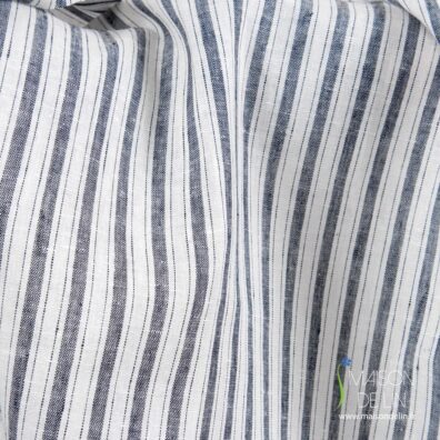 Tissu 100% lin en rayures bleus et blancs.
