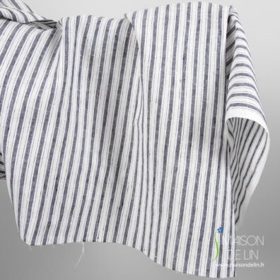 Tissu de lin 100% en rayures bleu foncé et blancs. Dense, solid.