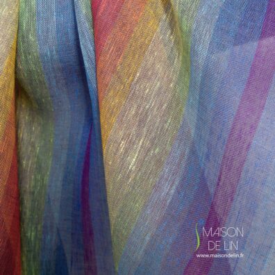 Tissu de lin transparent en rayures arc-en-ciel.