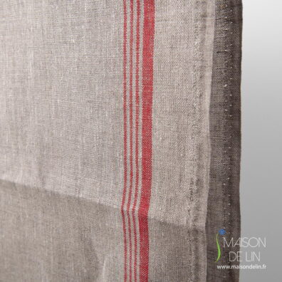 Ce tissu est d’une qualité excellente, épais, 50cm. largeur.