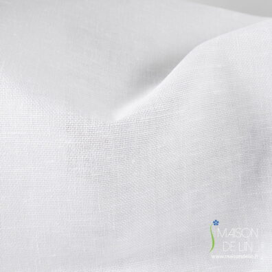 Tissu de lin en couleur blanc optique, assez lurde.