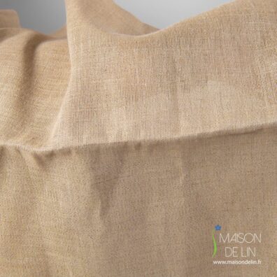 Tissu de lin naturelle avec des fils lurex d'or.