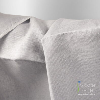 Tissu légere de lin gris bleu, produit avec des fils lurex en couleur d’argent.