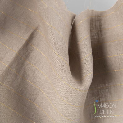 Tissu beige sable de lin avec des rayures de lurex d`or.