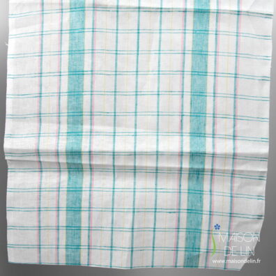 Tissu de lin étroit blanc cassé à carreaux verts.