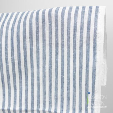 Tissu de lin étroit blanc cassé en rayures bleus.
