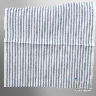 Tissu de lin étroit ayant des rayures bleus de lin sur le fond blanc cassé.