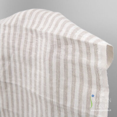 Tissu de lin étroit blanc cassé en rayures naturelles de lin.
