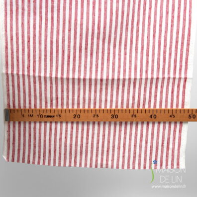 Tissu lin blanc cassé étroit en rayures verticales couleur rouge.