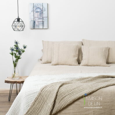 Collection de linge de lit est composée de housse de couette, de taie d'oreille et des draps.