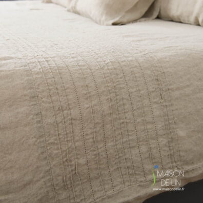 Housse de couette de lin beige, pas teint, lavée, avec point ajouré et couture décoratif, boutonée en bas.