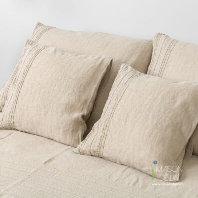 Housse de coussin lin beige, lavé, avec point ajouré et couture décoratif.