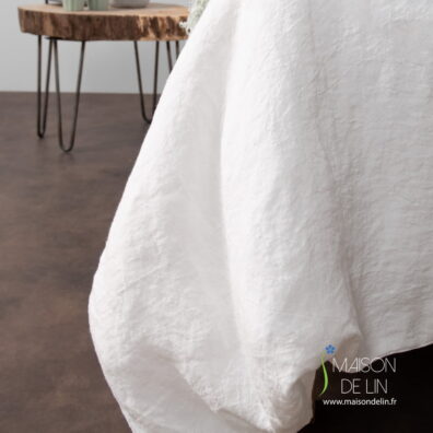 Linge de lit de lin lave en couleur blanc cassé.