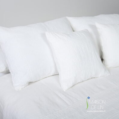 Housse de coussin de lin blanc cassé, lavé avec points ajoure.