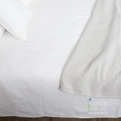 Drap de lin blanc cassé, lavé, finition simple.