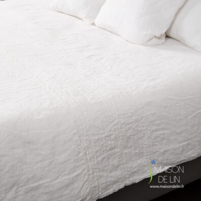 Housse de couette de lin blanc cassé, lavée, finition simple, boutonée en bas.