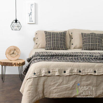 Linge de lit de lin lave a pettit carreaux composée de housse de couette, de taie d’oreille et des draps..