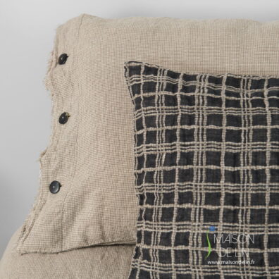 Housse de coussin decoratif en petits carreaux en lin lavé.